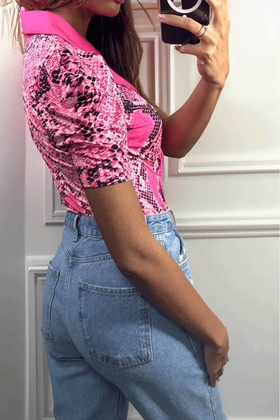 Body rose très extensible en motif python à manches courtes, avec col style blazer