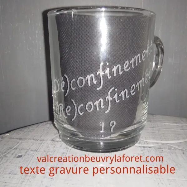mug gravure confinement déconfinement reconfinement en verre