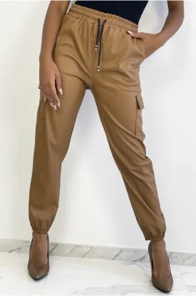 Pantalon cargo camel en simili avec poches