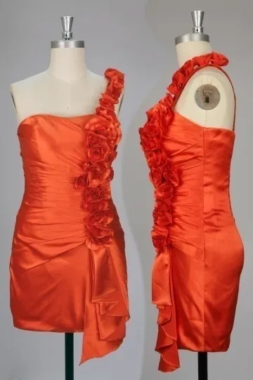 Robe de soirée rouge asymétrique orné de fleurs